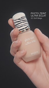Découvrez le double effet du Phyto-Teint Ultra Eclat ⭐ Dès l'application, les imperfections sont estompées, le grain de peau flouté, la peau matifiée et l'éclat révélé. Jour après jour, votre teint retrouve son éclat grâce à un complexe de minéraux, tandis que les extraits de Mauve et de fleurs de Gardénia de sa formule apportent confort et hydratation à la peau. | Sisley Paris