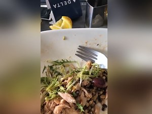 Pasajero de primera clase encuentra larva en comida de avión