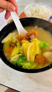 This well-loved fish soup stall at Berseh Food Centre keeps things simple with just one option on the menu: a hearty bowl of black and white fish soup served with rice for $6.50. The stall operates strictly on a dine-in basis, ensuring that each bowl is enjoyed fresh and piping hot. The fish slices were delightfully smooth and succulent, especially when you dunk it into the superb chilli sauce. The first punch was full of zest which enhanced the taste of the sliced fish. | Miss Tam Chiak