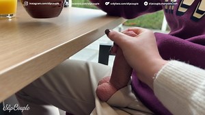 Laska wykonuje perfekcyjną ręczną robotę pod stołem w zatłoczonej restauracji :P Ryzykowne!