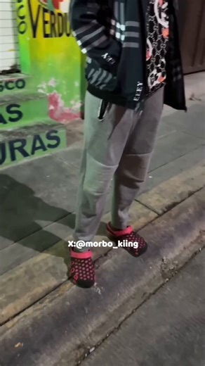 Saliendo del Aurrerá nos encontramos a un grupo de haitianos, de entre todos, este era el más chavito (19 años). Después de platicar un rato con él, lo convencimos de irnos a sacar la leche 💦 los 3 a un hotel. Terminó cogiéndose a Carín. Me encantó su piel, sus nalgas y su verga negra. 😈Historia completa y video de 30min ya disponible en:https://t.co/rp3jb5ihEQY en mi canal de Telegram $$ VIP 🥇@morbo_kiing
