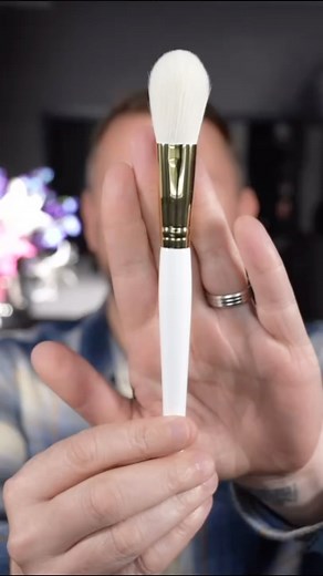 Wayne Goss - Makeup Artist on Instagram: "A quick how-to guide for Brush 3 - The Blusher Brush 懶 One of our White Gold Collection staples, this synthetic blush brush is super soft and picks up powder with ease ✨ Pre-order goes live TOMORROW ⏰ #makeupbrushes #beauty #comingsoon #blusherbrush"