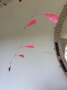 Pink Pony Club Mobile | Retro Kinetic Mobile | Handarbeit | Mehrfarbenmobile | Mobile zum Aufhängen Mid-Century Modern | Skulptur - Etsy.de