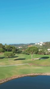 Golf lovers, this is your paradise ✨ The elevated tees on this world-class course always exceed the highest expectations, with unbeatable views down to the Mediterranean, out to Gibraltar’s Pillars of Hercules rising from a sparkling sea on the horizon. Shuttle service from the hotel, only 20 minutes. __ Los tees elevados en este campo de categoría mundial superan siempre las máximas expectativas, con unas vistas inigualables sobre el Mediterráneo y los famosos pilares de Hércules en Gibraltar, 