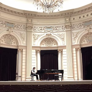 Tonight, find me at Het Concertgebouw Amsterdam. It's a pleasure to return to this concert hall, this time as a duo with my friend and great violinist Daniel Lozakovich ! Debussy, César Franck, Edvard Grieg and Schumann will be on the programme. We look forward to seeing you there! Ce vendredi retrouvez moi au Concertgebouw à Amsterdam. C'est un plaisir de revenir au sein de cette salle, cette fois-ci en duo avec mon ami et grand violoniste Daniel Lozakovich ! Debussy, César Franck, Edvard Grieg