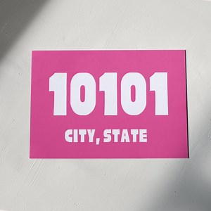 Code postal personnalisé et impression de la ville • Art mural personnalisé • Téléchargement numérique • Décoration de dortoir universitaire • Poster imprimable tendance • Rose vif et blanc - Etsy France