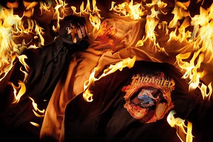 🔥 VANS X THRASHER 🔥 Pour célébrer le patrimoine incontesté de Thrasher Magazine et sa réputation dans le skateboard, Vans rend hommage au flame logo, publié à l'origine en 1981, et présente une gamme complète de vêtements, d'accessoires et de chaussures. Collection uni-sexe aussi disponible pour junior. Grandeur de souliers à partir de 4.5US Disponible à partir de maintenant en magasin et en ligne !! www.boutiqueadrenaline.com/collections/vansxthrasher | Boutique Adrénaline