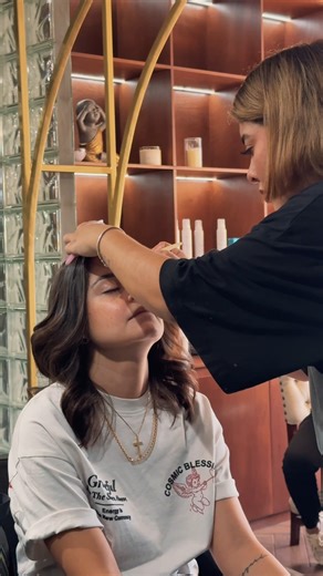 Cada rostro cuenta con una forma única, y tus cejas deben corresponder a esa armonía. En Sashé, nuestro diseño profesional con laminado y henna respeta tus facciones y resalta tu belleza natural. Porque unas cejas bien hechas transforman tu expresión y elevan tu estilo. Agenda tu cita 📲 961 241 2447 | Sashé Salón