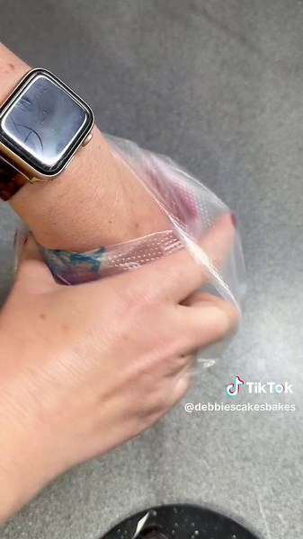 How to Use Piping Nozzles for Cake Decoration