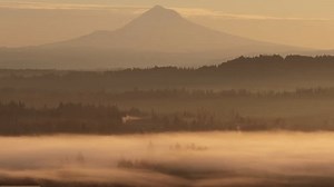 Le pittoresque mont Hood s'élève du : vidéo de stock (100 % libre de droit) 3998699213 | Shutterstock
