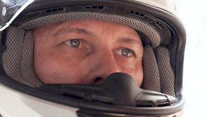 Nahaufnahme von Motorradfahrer tragen Motorradhelm Blick: Stockvideos & Filmmaterial (100 % lizenzfrei) 3766540759 | Shutterstock