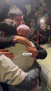 الأسير المحرر محمود عطا يعانق عائلته في رام الله، بعد الإفراج عن بصفقة التبادل. | 24FM