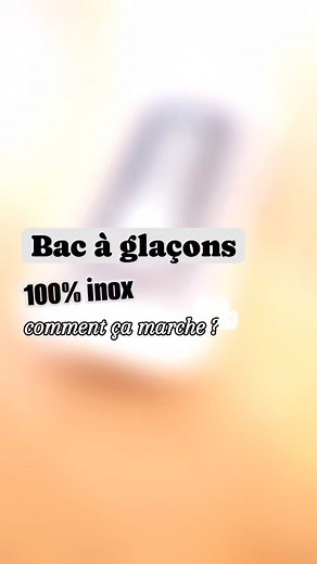⛄️ Comment fait-on des beaux glaçons avec notre bac à glaçons 100% inox @jolim0nde ? ❄️ Rien de plus simple : la démo en vidéo ! 3 astuces à retenir : ✅️ ne pas remplir le bac à bloc ✅️ les préparer la veille au soir ✅️ passer sous l'eau avant de démouler Les glaçons une fois démoulés peuvent être laissés dans le bac, prêts à servir. Ou bien remplacés dans le congélateur, prêts à être picorés ! Allez, qu'on se le dise, l'été est bien là quand-même 😘 Voir : https://www.sans-bpa.com/1429-glacons-