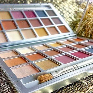 Bugün #sevgililergünü, günün mottosu ise 👉🏻 Kryolan renkleri 🌈 Güçlü tonlara sahip 18 renkten oluşan Kryolan Eye Shadow Variety far paleti ile bu akşam gözlerini öne çıkar ❤️ . #kryolan #kryolanturkiye #kryolanmakeup #kryolanofficial #kryolancosmetics #kryolanprofessionalmakeup #kryolaneyeshadow #makeup #makyaj #gözfarı #farpaleti #happyvalentinesday #valentinesday #sevgililergünü | Kryolan Türkiye