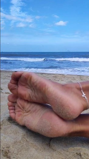 Soles of feet 🫶 #feet#soles#beach#sea#sand