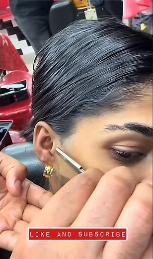 Girl gets her face shaved and eyebrow slit with Razor - #barbershop #razor #faceshave #eyebrows