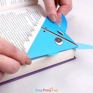 Shark Corner Bookmark https://www.easypeasyandfun.com/shark-corner-bookmark/ | Easy Peasy and Fun