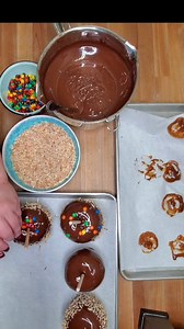 CARAMEL APPLES 🍎🍏 Ingredients needed: brown sugar packed butter corn syrup sweetened condensed milk vanilla extract Granny Smith apples 7-inch apple sticks semisweet chocolate chips various toppings FULL recipe here👇 https://afarmgirlskitchen.com/caramel-apples/ | A Farmgirl's Kitchen