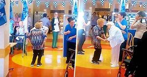 La grand-mère commence à danser «Macarena» au milieu d'une cafétéria pour d'hôpital et transforme tout en une fête surprise dansante et animée
