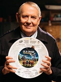 Не в своей тарелке (2026) - Российская фантастическая комедия от режиссера Александра Соловьева о жизни инопланетных гостей, вынужденных провести на Земле гораздо больше времени, чем планировалось. Проект телеканала СТС. В главных ролях – Владислав Прохоров, Дарья Верещагина, Андрей Пынзару, Денис Прытков и Юрий Стоянов.