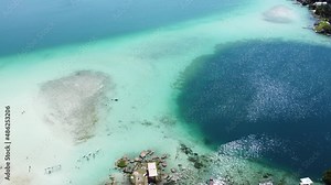 Cenote Azul bei Bacalar auf der Halbinsel Yucatan in Mexiko von oben mit Drohne Stock ビデオ