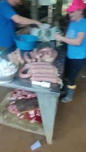 4.9K views · 305 reactions | Agora fazer o salame do bicho que compramos tá gente antes que alguém peça na próxima mando a notinha kkk Curte comenta galera 鸞﫶❤️ | fazendeirodesc | Facebook