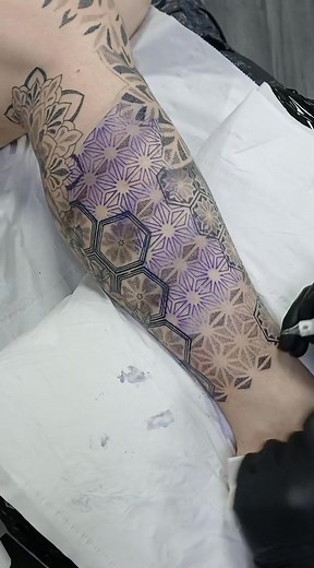 Busy Saturday at the Studio 😊 #glasgowtattoo #glasgowtattooartist #baras #glasgoweastend #blackandgreytattoo #finelinetattoo | Dark Crow Tattoo