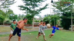 Singgah ngedit sebentar di RTH , teryata ada bocah bocah lagi main bola semakin lama dilihat merka main semakin seru , jd sya pamit sebentar mau ambil video ternyata respon mereka mau juga divideo luar biasanya mereka bisa akting gais.. Keren ini | Raffy mix vlog