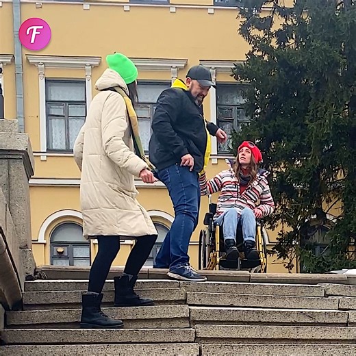 131K views · 7K reactions | Girl helps wheelchair user while her boyfriend walks away | Fabiosa Daily | Facebook