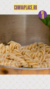 Paste cu spanac proaspăt, rețetă rapidă și gust delicios. Puneți în sosul de spanac și un pic de usturoi, să fie și mai gustos totul. Poftă bună! #paste #pastecuspanac #retetafaracarne #retetazilei #reelsfb | Cumvaplace.ro