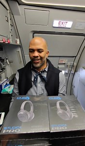 226K views · 10K reactions | for the JetBlue Flight crew getting us safely to Fort Lauderdale #jetblue #kindness #positivity #happyholidays #bekind #aviation #pilot #flightattendant | Johnathan Price | Facebook