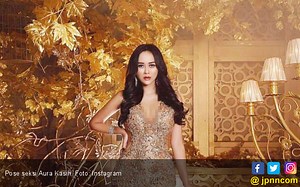 Aura Kasih Pamer Momen Mesra di Atas Ranjang, Ada Adegan Bibir