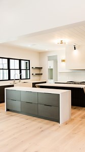 Sometimes we just need to showcase the finished product. This home has it all including an oversized garage, attached casita, mud room, pool and so much more. What is your “must have” in a home?? 🙌🏼 | Freestone Built