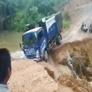 28K views · 298 reactions | The car was recklessly washed away by the water | Magic | Facebook