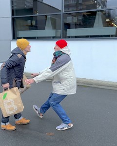 Surprise help in the parking lot | Bored Panda Art