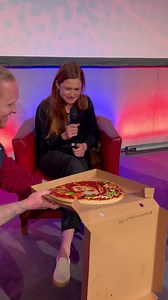 5.7K views · 138 reactions | Surprising Bonnie Wright with her PIZZA ART during the #HarryPotter panel (alongside Oliver & James Phelps) at Wales Comic Con   Cheers buddy Dr Rhys Jones #GinnyWeasley #harrypotteredit #walescomiccon #surprise #art #pizzaart #pizzaportrait #bonniewright | Nathan Wyburn Art | Facebook