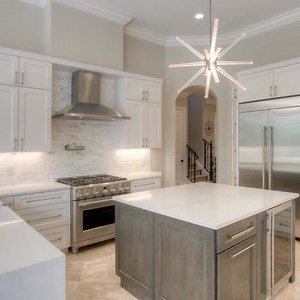 Mais uma espetacular casa vendida no Hawks Landing! Parabenizamos os novos proprietários por adquirirem essa magnífica residência com vistas deslumbrantes para a água. 🏡💦 🏡✨ Com seus acabamentos elegantes e localização privilegiada, não é surpresa que esta propriedade tenha atraído a atenção dos compradores em busca do lar dos sonhos no Sul da Flórida. Detalhes da Propriedade Vendida: 📍 Localização: Hawks Landing, Florida 🛏️ Quartos: 5 (Todos Suítes) 📚 Escritório e Loft com Espaços de Trab