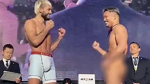 Un combattant de MMA arrive totalement nu à la pesée !
