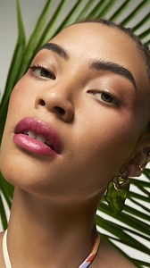 19K views · 210 reactions | Personalizza il colore delle labbra con una tinta che cambia tonalità come per magia. ✨ Nuovo balsamo labbra pH reagente, con burro di karité, jojoba, acido ialuronico, vitamine E e C. Disponibile in 2 tonalità:  Pink Mirage  Noir To Berry #UltraWild | Avon | Facebook