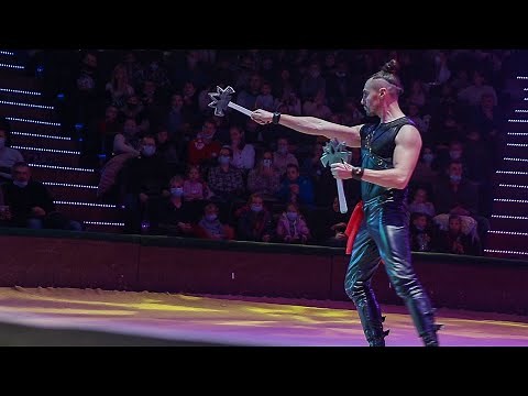 Professional knife thrower Andrei Gomonov | Knife Throwing Act | DANGER