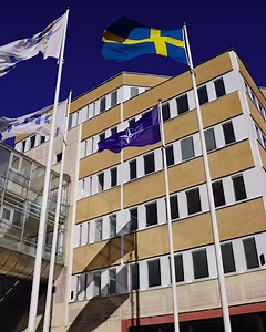 Svenska flaggan är hissad på Natohögkvarteret i Bryssel och Natoflaggan har hissats runtom Sverige, även hos oss på FOI. Den 7 mars blev Sverige fullvärdig medlem i Nato. Det innebär inte bara att vi deltar fullt ut i Natos verksamhet och beslutsfattande, utan även att Sverige står upp för alliansens värdegemenskap: frihet, demokrati och rättsstatens principer. Som medlem i Nato blir Sverige och vårt närområde säkrare och vi har mycket att bidra med som allierad. FOI har under många år varit en 