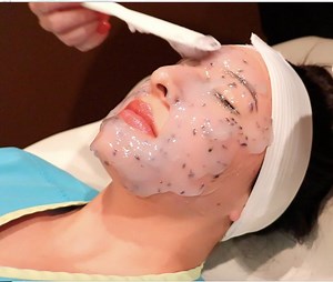 1.7K views | Are you jelly? Don’t be!  You too can treat yourself with our new Hydrojelly mask!! This soothing mask contains ingredients that minimize skin irritation, rashes, inflammation and redness all while hydrating your skin‍♀️ Come on in and treat yourself!! ✨ | Rios Center for Plastic Surgery | Facebook