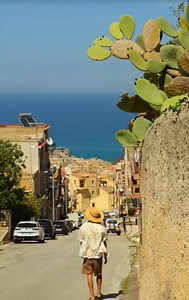 ☀️ Slow moments in Sicily 🇮🇹 Sun-drenched days, hidden coves, charming hilltop towns… here, time really slows down. 🧘‍♀️ Peaceful walks in Taormina, lazy afternoons at San Vito Lo Capo, golden sunsets in Cefalù, and quiet wanderings through Ragusa Ibla’s winding streets... Sicily is all about living slowly, to the rhythm of the sea and cicadas. 🌊🌿 ✨ A few unforgettable activities to soak it all in: 🌋 Hike up Mount Etna and feel the power of the Earth 🚤 Boat tour around the Aeolian Islands