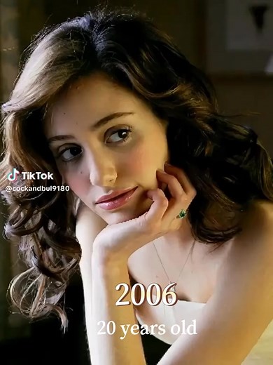 Emmanuelle Grey Rossum[1] (born September 12, 1986) is an American actress and singer-songwriter. The accolades she has received include a Saturn Award and Critics' Choice Movie Award, alongside nominations for a Golden Globe Award, an Independent Spirit Award, and two Critics' Choice Television Awards. - #EmmyRossum - #Actriz - #Cantante - #Cine - #Televisión - #PremiosHollywood - #ArtistaMultifacética | Nonualco