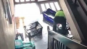 Pregnant woman made to carry £200 shop upstairs by delivery driver