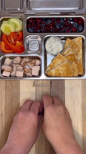 Today’s 5-minute lunch is a little Mediterranean snack plate inspired! -pita bread tzatziki -chicken -bell pepper cucumber -blueberries pomegranate seeds -chocolate chips #5minutelunchesforkids #kidlunches #5minutelunch #lunchesforkids #lunchbox #lunchboxrecipes #lunchboxideas #lunch #lunchtime #planetbox #lunchideas #lunchtime #whatsforlunch