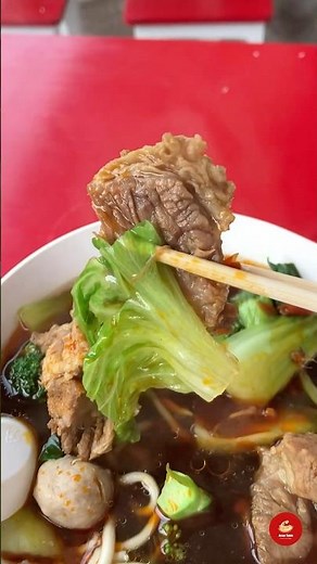 Steaming Mala Beef Rib Noodles at A Bangkok Night Market—Comfort with A Spicy Kick 🌶️🍜
