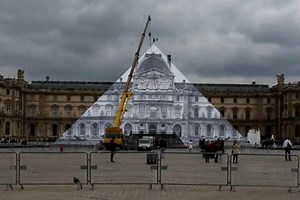 JR fait disparaître la pyramide du Louvre | Les Inrocks