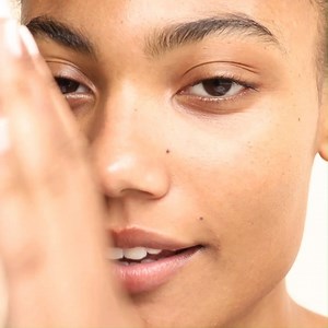 Tragen Sie die schnell einziehende Treatment Lotion auf Ihr Gesicht auf, für sofortige, beruhigende Feuchtigkeit. | La Mer