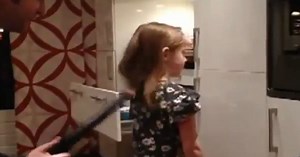 O sa mori de ras! Uite cum un tata ii face o coada de cal fiicei sale: cu aspiratorul! Ce parere ai despre metoda lui?